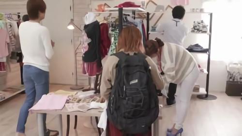 『おっぱい』まさかの胸チラ!　バレちゃうかも知れないけど...！