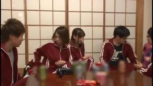 『アダルト』修学トラベルで、宿に酒を持ち込んだ男子にどんどん酒を飲まされて泥〇してしまう女子たち！悪ノリする男子は女子が嫌がるのもスルーしてジ！