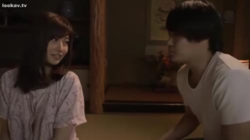 『童貞』初恋の人で母の後輩・紗弥が来ると知ってドキドキを隠せない息子の明弘。だが10年ぶりの対面に照れかくしでわざと無愛想にふるまってしま！