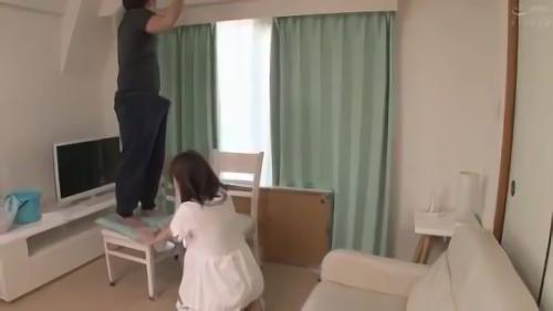 『女子校生』ゆったりとしたワンピース姿の妹と家の掃除をしていると…お尻を突き出して雑巾掛けをしたり、椅子に登って掃除する妹のズボンが丸見え！と！