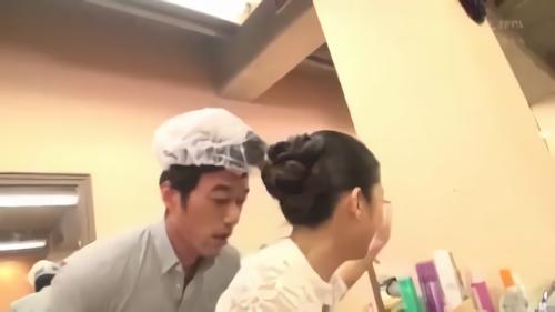 『フェラ』客を横目に笑みを浮かべる、こっそり手淫ご奉仕。【シャンプー】洗髪しながら顔面に乳房を押し当て勃起させ、乳首責めフェラでイカせちゃ！