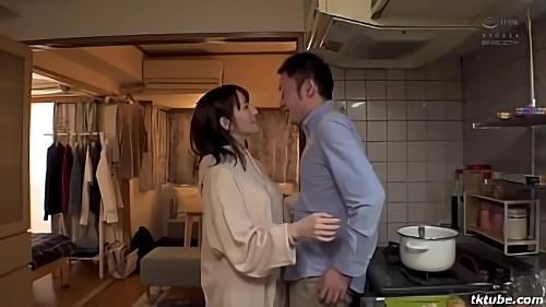 『痴女』素人童貞の俺にできた初めての彼女。そして遂に初めてのHをする時が来た！彼女を脱がすと…着衣からはイマジネーションもつかない色白巨乳！