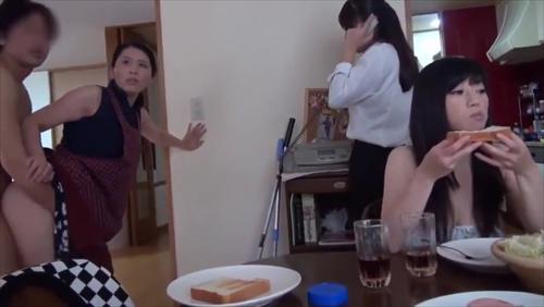 『お母さん』H漬けさ。…うらやましい？考えてもみてくれ！ウチには姉貴が2人、妹が4人、それに母ちゃん…7人連続でHしたらチ○ポの乾く暇もないよ！