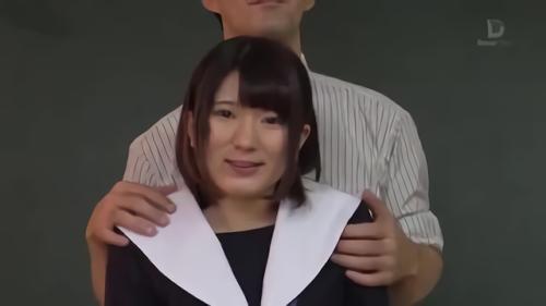 『制服』中年男との接吻を妄想する早熟美少女の初めての熱吻―。「年上男性と濃厚な接吻がしたい…」そう言って目を輝かせるみお。男が優！