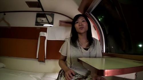 『不倫』寝台列車で人妻と小トラベルをする本作品。夕暮れの都内ターミナル駅で待っていたのは真矢恭子さん。電車内では初めての列車旅にエキサイト！