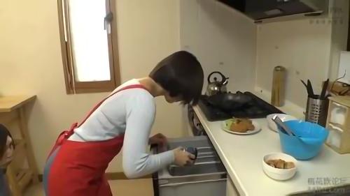 『巨尻』やつだろうと思っていたが、思いのほか俺好みの人妻がやってきた。オバサンだけど全然アリ！プリプリの巨尻を見せつけながら床拭きを！