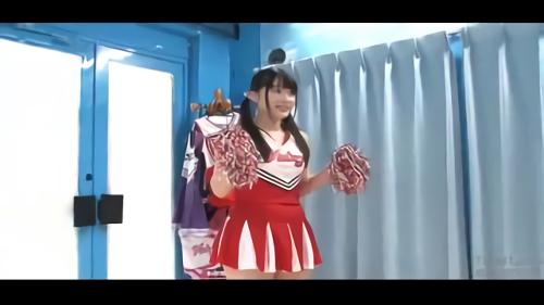 『コスプレ』おじさんのチアガール姿の女子大生応援!