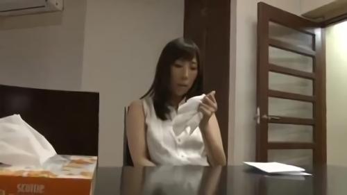 『寝取られ』夫を送り出したなら、そこには一人の女ありと、お隣の旦那や宅配男としっぽりズッポリやりたい放題ハメ放題の毎日。哀れ、知らぬは夫ばかり！