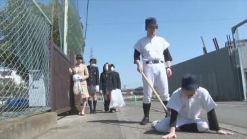 『騎乗位』密かに付き合っている男子生徒に学校内や車の中などで身体を求められる40代女教師。大人しくさせようと冷静に拒みはするものの、やりたい！
