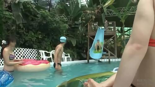 『巨乳』女性に人気なリゾートホテルのプールに来てみたら開放的なムードにテンションが上がり、気持ちと肩紐が緩んだ女性たちだらけ！そ！