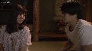 『熟女』初恋の人で母の後輩・紗弥が来ると知ってドキドキを隠せない息子の明弘。だが10年ぶりの対面に照れかくしでわざと無愛想にふるまってしま！