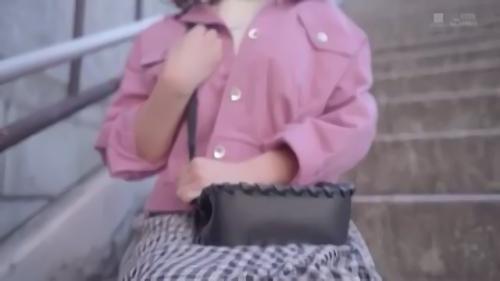 『デビュー作』都内の教育大学に通うハタチの女の子、古賀まつなちゃん。「音楽の先生になりたい」という夢を持つ真面目な文学少女は勉強の合間に毎日AV！