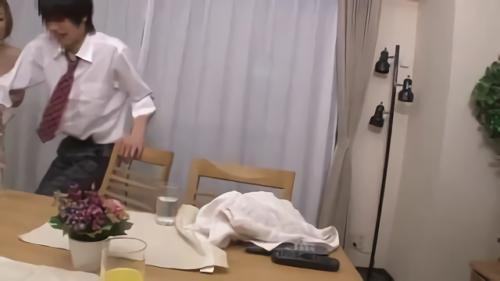 『爆乳』フレンドの家に遊びに行ったら、お風呂上がりのフレンドのお姉ちゃんがバスタオル姿で出てきた！！目のやりどころに困っているのを知ってか！