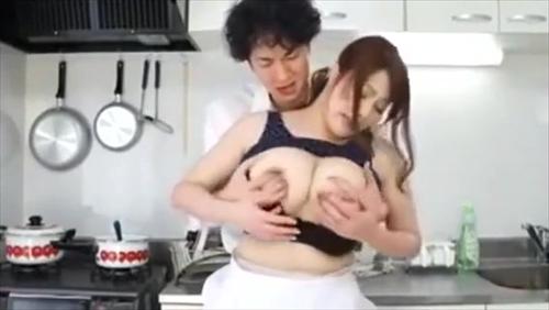 『白鳥寿美礼』Jカップ、105センチの爆乳ママさん、白鳥寿美礼さん。早くに夫を亡くし、息子と2人でつつましく暮らしている。そんなある日、寿美礼は！