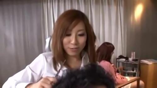 『辱め』人気のドーナツ屋さんで時間を止めてHなイタズラ！制服をひんむいて乳モミ、無表情で大量潮吹き、ザーメンシロップぶっかけ、ドーナツ穴か！