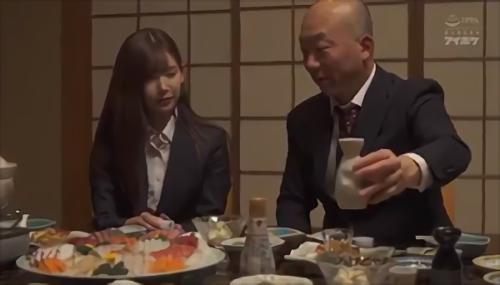 『痴女』部長のすごく固くて…熱い…私でこんなになってくれたんですね…嬉しい。女子社員と真夏の地方出張。会社のミス。まさかの相部屋。古びた温！