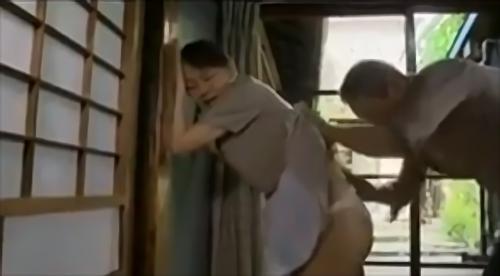 『人妻』毎日、夫の竿をくわえ、濡らしている。良妻賢母の彼女だが、実は間違った肉体関係にはまっている！夫の穴が彼女の竿に！