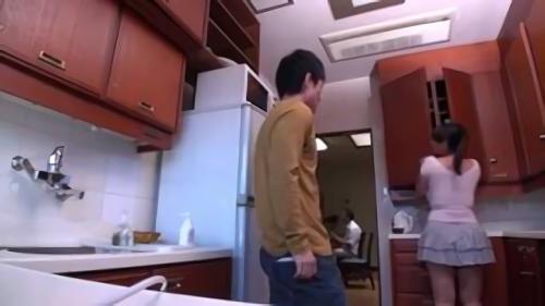 『ぽっちゃり』絶対手を出してはいけない関係が崩れ、母の胸や尻を激しく揉みしだく僕、勃起チ○ポにみしゃぶりつく母。父の目を盗み母は発情！