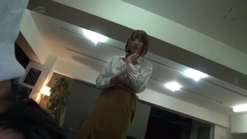 『ベロチュー』思いきや、新人ADが驚異を起こす！「ちょっとキモい」と言いながらも懸命なクンニにカメラを忘れて感じてしまう‘高嶺の花’。挿入！