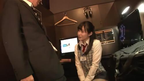 『ミニスカ』自分の席で女性店員を呼び出し寝たふりをしていると…女性店員は男の股間を触りだし、勃起チ○ポをねっとりフェラ！！発！