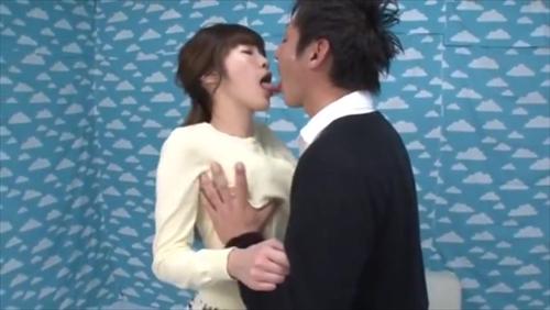 『清楚』激しく舌を絡ませ友達同士だった男女がドキドキ急接近！ベ