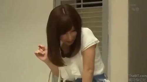 『美少女』今回はこじみなにアクメパンティを履かせてみました！！感度抜群の彼女は、着用しただけでビクンビクンリアクションしちゃいます。かくれん！