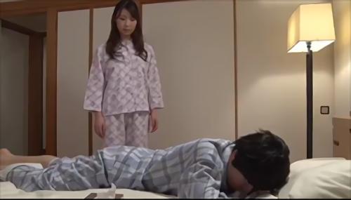 『童貞』同級生から童貞であることをからかわれ、鬱屈とした日々を送っている裕介。母の優花は、落ち込む息子を心から心配し、自信を付けさせようと！