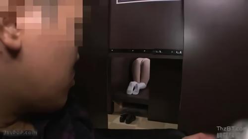 『中出し』とあるネットカフェで遭遇したミニスカ女子校生！警戒心ゼロで本を探しながらパンチラしまくってる！もっと近くでパンチラが見た！