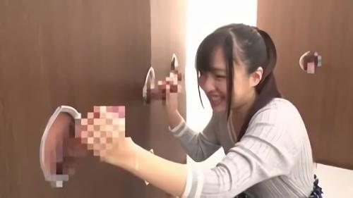 『美女』街行く素人女子大生に「恋愛技術ニックを披露してくれませんか？」とスタジオにご案内！壁穴から飛び出た『無数のち○ぽを射精させられたら！