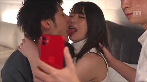 『淫語』付き合って8か月の女子大生・いぶきとはバイトも同じでラブラブだ。ある日、いぶきが忘れたスマホにサークルの先輩から動画が送られていた！