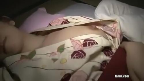 『着エロ』旦那との生活にもマンネリ化してきた人妻ゆうか。彼女には人には言えない秘密があった。禁断の恋相手の男と今日は人里離れた温泉宿に。男は！