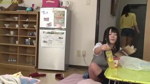『姉妹』姉の彼氏と隠れて付き合う妹。姉の部屋に遊びに来ていた彼氏を誘惑するとガマンできずに一方的に生挿入！姉に見つかり修羅場に！ハメたまま！