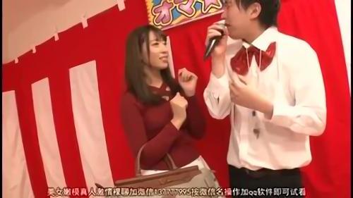 『エロ』素人娘がローションヌルヌルの綱を股に挟んで平均台を渡りきる、おま○こ綱渡りにチャレンジ！パンチラ必至の中、ヌルヌルの綱が秘部に喰い！