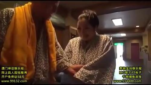 『浴衣』早速、お風呂で会ったばかりの男と中出しファック。次の部屋では制限イカせ中出しファック。そして、4P中出し乱交。翌日、！