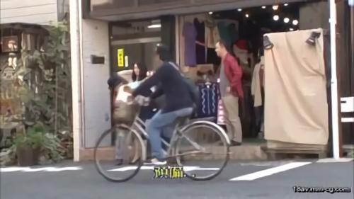 『露出』夫の犯した失敗の代償としてマネキンになることを命じられた人妻。ポーズを取らされ瞬きひとつ許されないシチュエーションで店内に立たされ！