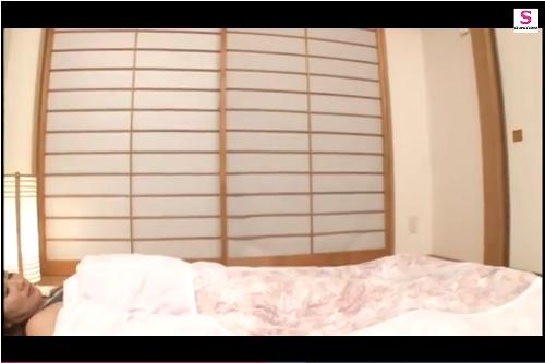『潮吹き』同居生活で発覚したのは娘夫婦に夜の生活がないことだった。ある夜、いく美は夫婦の寝室で娘に拒否されて行き場を失った！