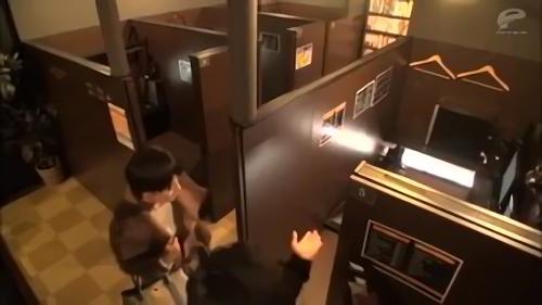 『騎乗位』終電を逃してネットカフェに行こうとしている素人大学生の男女に声をかけ静まり返った店内で誰にもバレずにハメ撮りファックできたら高額賞！