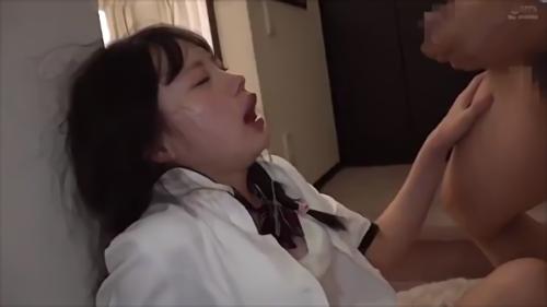 『女子高生』喉がどんどんチンコの形に広がってきたな。そういえば今日も部長に怒られた。怒られれば怒られるほど、この娘をイラマで犯してやりたくなる！