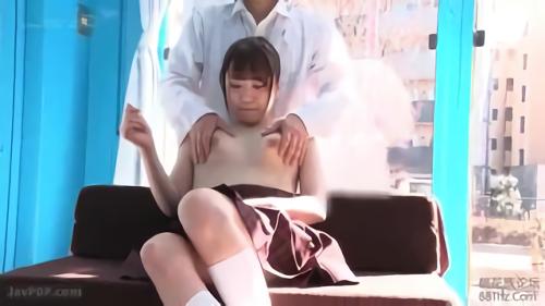 『初美りん』下着を着てもらいました！男性マッサージ師が登場するやいなや可愛いロリ顔が真っ赤っ赤。ローターでバストを責め立てられたあとは、ガ！