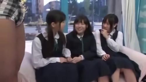 『制服』恥ずかしがって大赤面（照）！皆で触れて、おしゃぶりして、興味津々になったところで、自分たちのキツマンに挿入！おっきすぎてコワーイ！