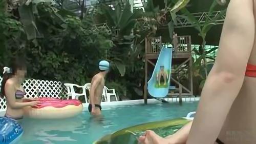 『企画』男はたまたま俺ひとりでちょっとしたハーレム気分を満喫していたら…気づいてしまった！緩みすぎた水着から乳首をチラリさせたり、お尻がハ！