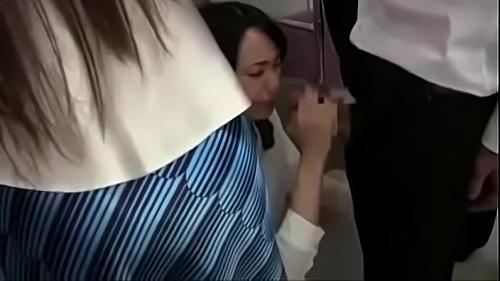 『美脚』「私のスカート汚さないで！」仲良し主婦の真貴と仁美は電車の中で痴〇され、スカートにザーメンをかけられてしまう。仁美の家に寄った真貴！