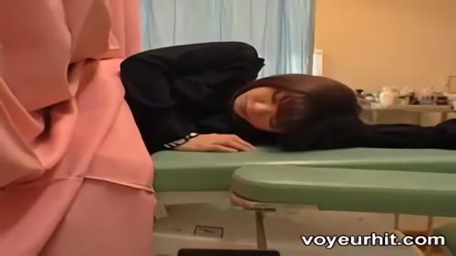 『美人』「診察中なのにオマ○コをジットリと湿らせる情欲的い人妻ですよ」（関係者談）診察の程良い煽動が人妻の秘部を湿らせていく。高まる情慾を！