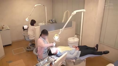 『メガネ』こっそり接吻！リアクションを存分に楽しむと、乳首責めで焦らして、自コキドピュンさせちゃう小悪魔的寸止め治療。【レント！