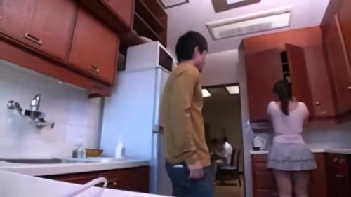 『尻フェチ』母が家でしか見せない掃除や洗濯中の無防備胸チラやパンチラに僕のチ○ポが勃起してしまった。一人息子の勃起チ○ポに気付き悶々！