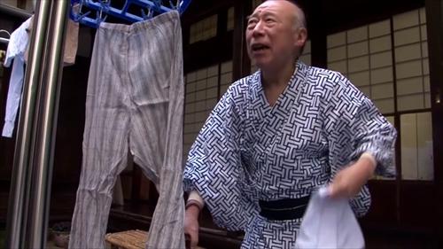 『美魔女』優しい夫ではハピネスできず、義父の男らしく力強い目線に感じてしまう従順な嫁。ある日、嫁は義父の家を訪ね、「お義父さんに命令されたい！