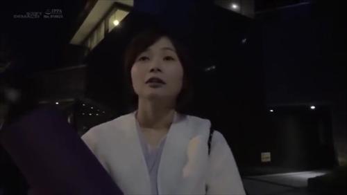 『浮気』福岡在住の本物人妻、神田知美の第2弾。リリースから1カ月が経った今回は、感じまくる本イキする姿を映すことができた。ヨガ講習終わりを！