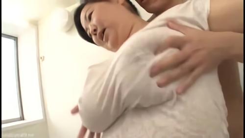 『熟女』息子は見てしまった…毎晩、美人母の股間は夜に開いている様を…！！それは、半年前に息子が目撃してしまった母の自慰アクト。それから息子！