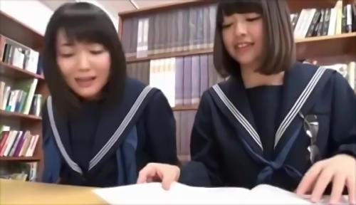 『真面目』そこは一見、普通の学校…ただひとつ違うのは、壁やイスから男性器が出ていること。まじめに授業を受けながら、図書館で本を読みながら、廊！