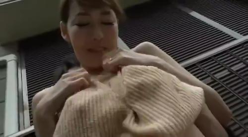 『巨乳』夏になると急増するノーブラ‘勃起乳首’ニット奥様。その真相を探るべく、奥様の情欲的性器に突撃ナンパ取材！服の上から乳首が浮いてます！